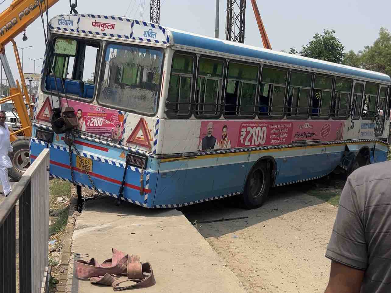 क्रेन की मदद से बस को सीधा किया गया।