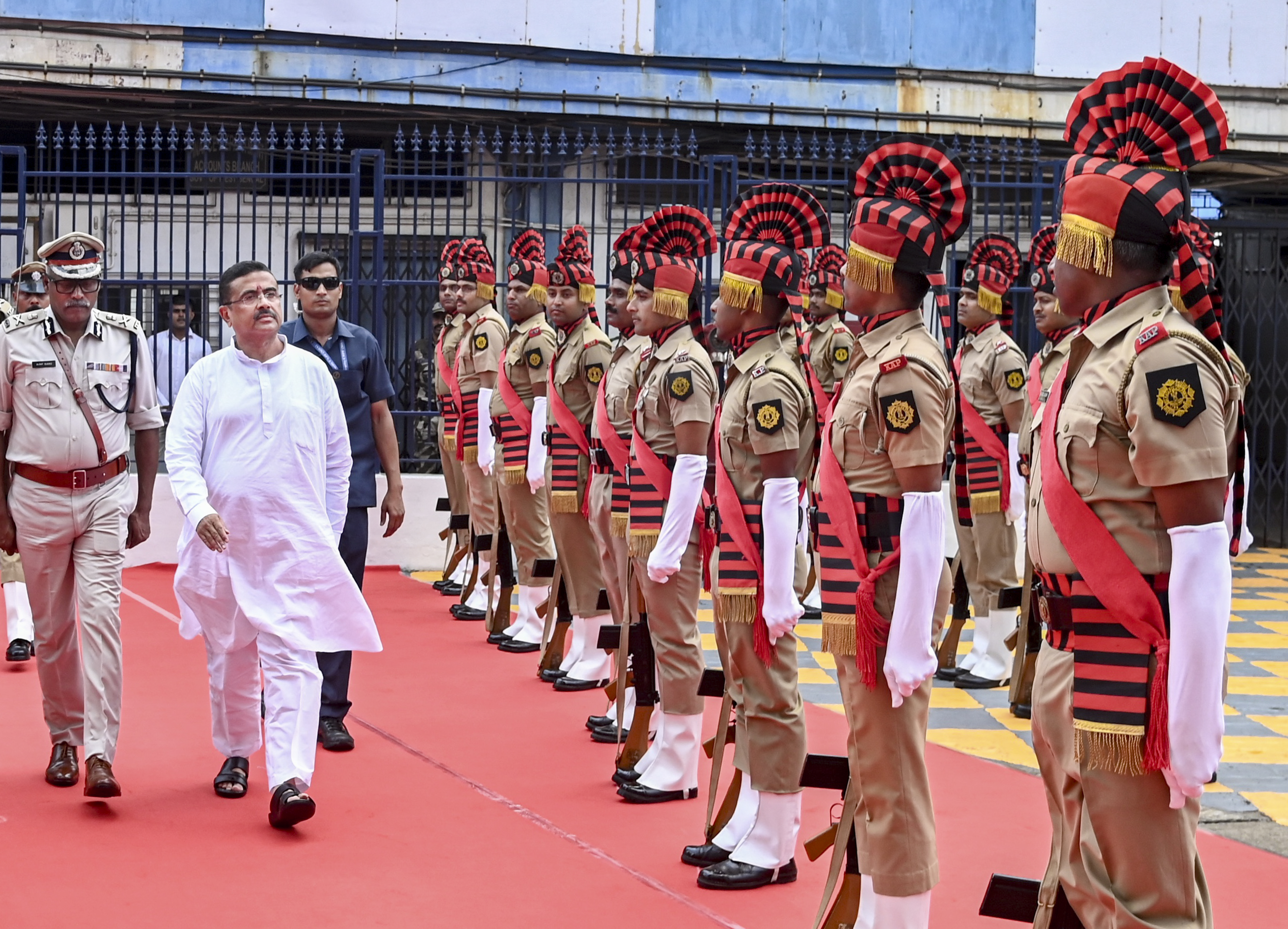 बंगाल CM अधिकारी को हावड़ा में नाबन्ना में पदभार ग्रहण करने के बाद 'गार्ड ऑफ ऑनर' दिया गया।