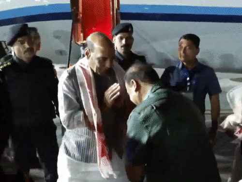 रक्षा मंत्री राजनाथ सिंह सोमवार को गुवाहाटी पहुंचे।