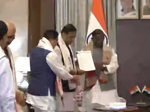 रविवार को हिमंता ने राज्यपाल के सामने सरकार बनाने का दावा पेश किया। - Dainik Bhaskar