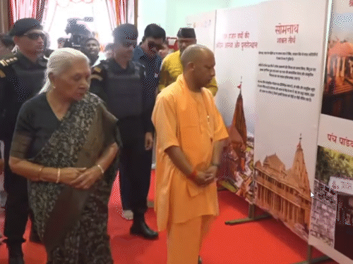 राज्यपाल और सीएम ने सोमनाथ मंदिर के 75 वर्ष पूरे होने पर काशी विश्वनाथ मंदिर परिसर के मल्टीपरपज हॉल में प्रदर्शनी देखी।