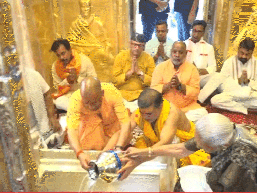 राज्यपाल आनंदीबेन पटेल और सीएम योगी ने बाबा विश्वनाथ का पूजन-अर्चन किया।