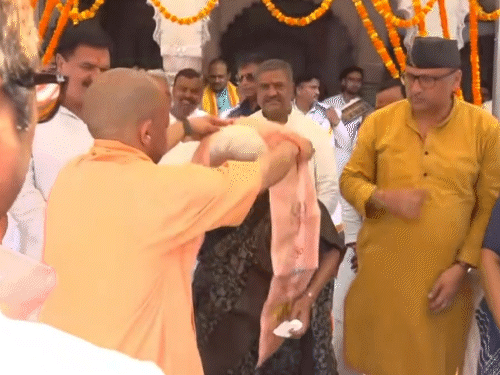 मंदिर परिसर में ॐ जप के बाद सीएम योगी ने राज्यपाल को रुद्राक्ष की माला पहनाई।