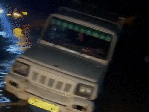 शिमला के रामपुर की गानवी खड्ड में अचानक बारिश के बाद जल स्तर बढ़ा और बौलेरो कैंपर इसमें फंस गई।