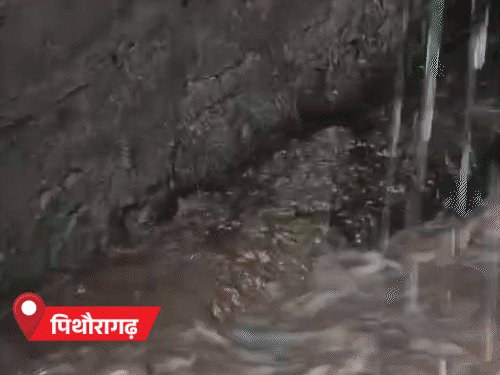 पिथौरागढ़ में सोमवार को नदी की एक धार दीवार तोड़कर शहर के कुछ इलाकों में घुस गई।