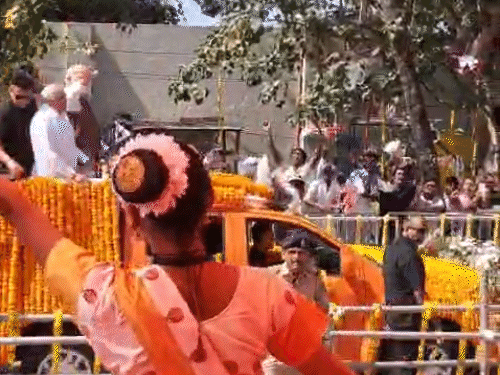 पीएम ने सोमनाथ हेलीपैड से हमीरजी सर्कल तक का रोड शो किया।