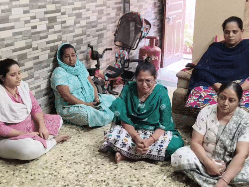 हिमाचल के चंबा में हादसे के बाद गुजरात के भावनगर में मृतकों के परिवारों में शोक का माहौल।