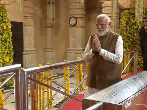 सोमनाथ महादेव में जलाभिषेक कर महादेव की विशेष पूजा में शामिल हुए।