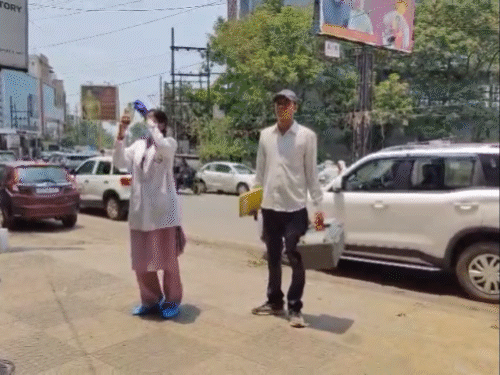 सोमवार को फोरेंसिक की टीम जांच करने शोरूम पहुंची।