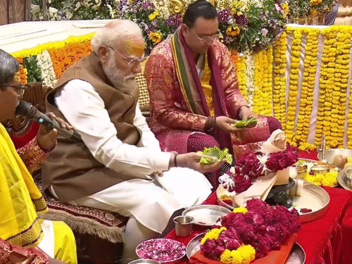जलाभिषेक के बाद महादेव को वस्त्र अर्पित कर आरती उतारी।