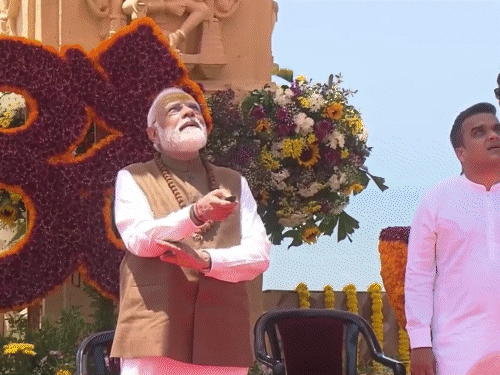 पीएम ने 11 तीर्थस्थलों के पवित्र जल से मंदिर के शिखर पर कुंभाभिषेक किया।