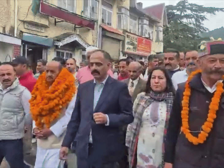 शिमला में जिला परिषद चमियाना वार्ड से कांग्रेस समर्थित प्रत्याशी भूपेंद्र कंवर के नामांकन के लिए डीसी ऑफिस जाते हुए मंत्री अनिरुद्ध सिंह और समर्थक।