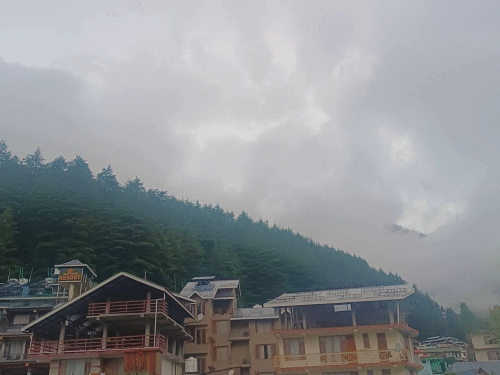 मनाली में बदला मौसम। बीती रात को तेज बारिश हुई।