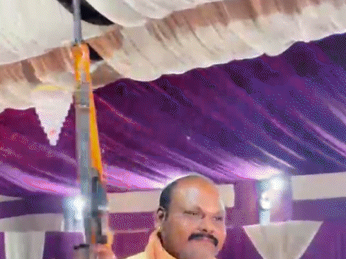 पति के साथ मिलकर हर्ष फायरिंग करती हुई भाजपा नेत्री।