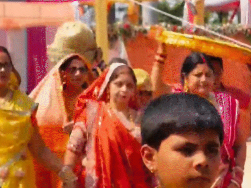 हर्ष फायरिंग के वायरल वीडियो में एक बच्चा भी बंदूक लिए हुए दिखाई दे रहा है।