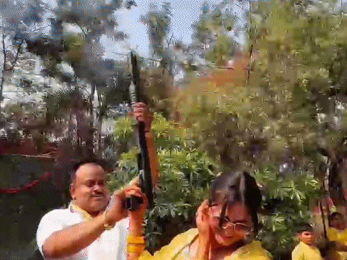 शादी समारोह के वायरल वीडियो में लड़कियों और महिलाओं ने भी की हर्ष फायरिंग।