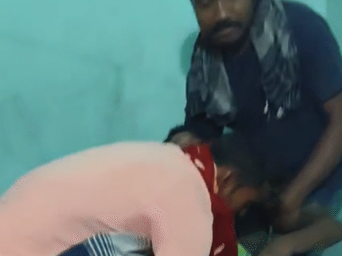 फंदे से जवान की लाश को उतारते हुए परिजन और पुलिसकर्मी।