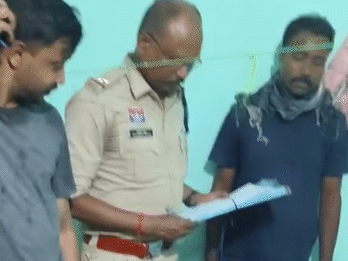 पुलिस ने मर्ग कायम कर मामले की जांच शुरू कर दी है।