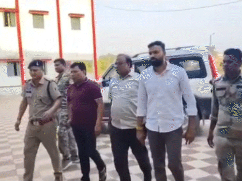 पुलिस ने मुख्य आरोपी अजय यादव के साथ एजेंसी संचालक पंकज चंद्राकर और व्यापारी मनीष चौधरी को कोर्ट में पेश किया।