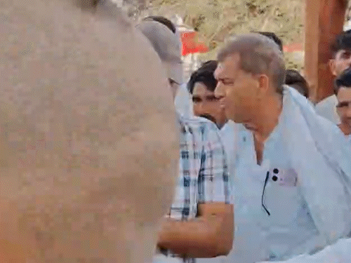 पिता की पार्थिव देह देखकर परिजन की गोद में बैठे मासूम बेटे अंश की आंखों से आंसू छलक पड़े, जिसने वहां मौजूद हर व्यक्ति को भावुक कर दिया।