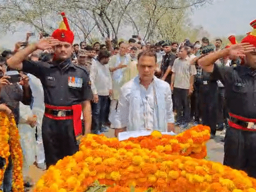नेताओं समेत कई लोगों ने श्रद्धांजलि दी।