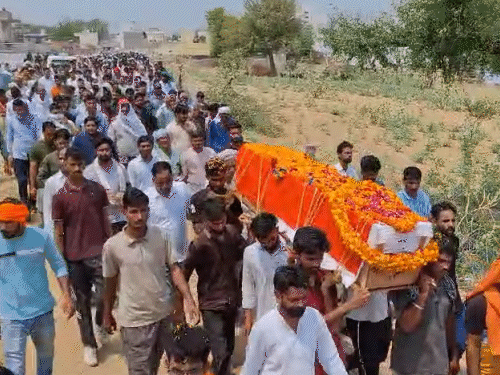 सोमवार को रोहलसाबसर से अनिल के गांव रामसीसर तक करीब 8 किलोमीटर तक शहीद सम्मान यात्रा निकाली गई।