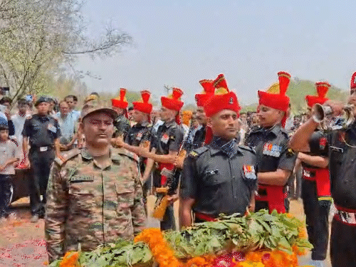 फौजी को अंतिम सलामी देते हुए आर्मी के जवान।