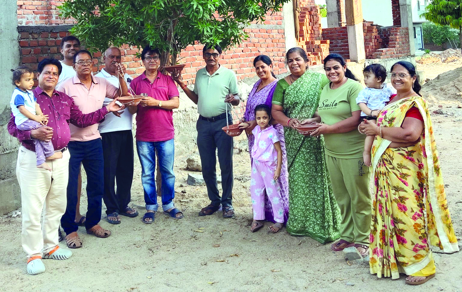 Parindas were tied and distributed in Gokuldham Society.