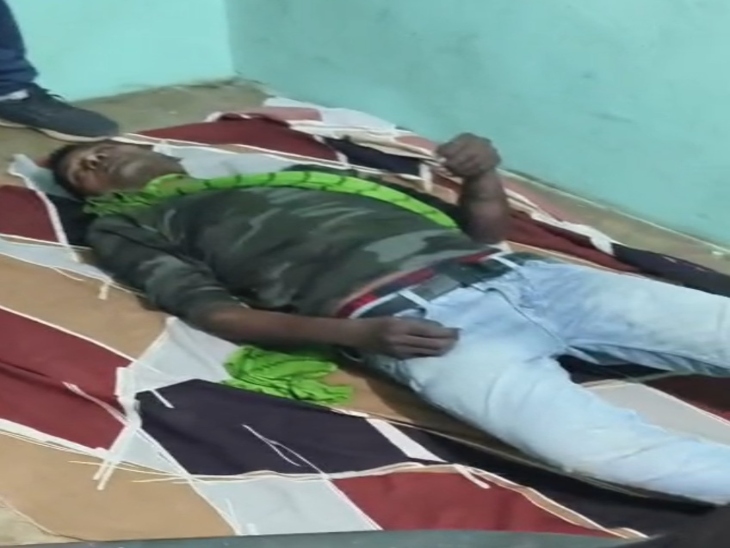 घर पर गमछे के फंदे से लटका मिला जवान का शव।