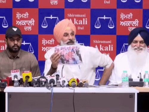 बिक्रम सिंह मजीठिया निखिल सभरवाल को साथ बैठाकर प्रेस कान्फ्रेंस करते हुए। - Dainik Bhaskar