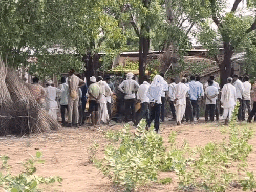 एसडीएम के निर्देश के बाद रास्ते को जेसीबी से खुलवाया गया और अंतिम संस्कार करवाया गया। - Dainik Bhaskar