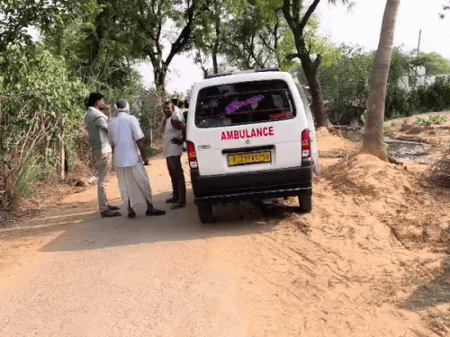 एसडीएम के निर्देश पर मानपुर थाना इंचार्ज मौके पर पहुंचे और रास्ते से अतिक्रमण हटाए गए।