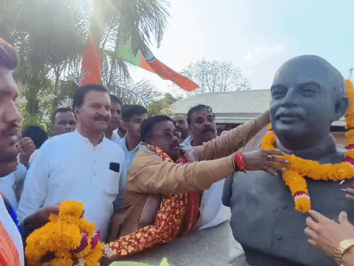 भाजपा कार्यालय में सौभाग्य सिंह ने दीनदयाल उपाध्याय और श्यामाप्रसाद मुखर्जी की प्रतिमाओं पर माल्यार्पण किया।