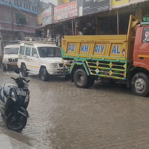 पौडी गढ़वाल में एक घंटे तक बारिश होती रही।