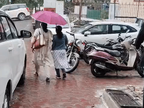 नैनीताल में बारिश से लोग भीग गये.