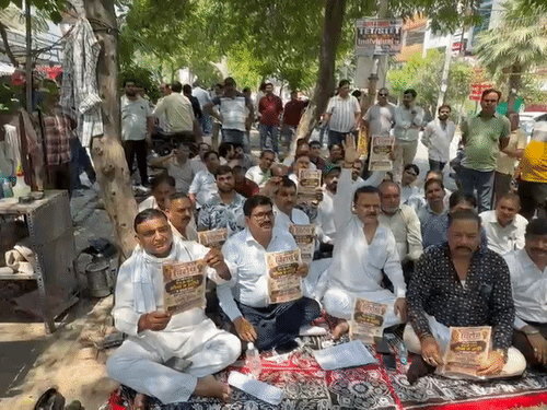 सर्राफा कारोबारियों ने नारेबाजी कर पीएम मोदी के आह्वान का विरोध किया।