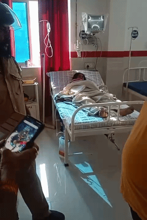 महिला मरीज की बेड पर पड़ी लाश। जब हमलावर ने उसे गोली मारी, वह बेड पर लेटी थी।