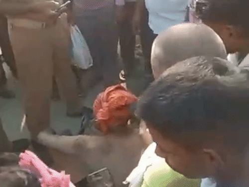 चंदौली में सोमवार को आरोपी गुरप्रीत सिंह को भीड़ ने पकड़कर पीट दिया था। बाद में पुलिस के हवाले कर दिया था।