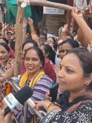 गुजरात से काशी विश्वनाथ मंदिर में दर्शन करने पहुंचीं महिलाओं ने वोट फॉर भाई साहब के नारे लगाए।