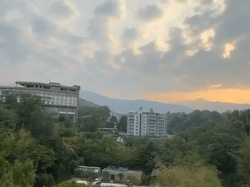 देहरादून में सोमवार सुबह से बादल छाए हुए हैं।
