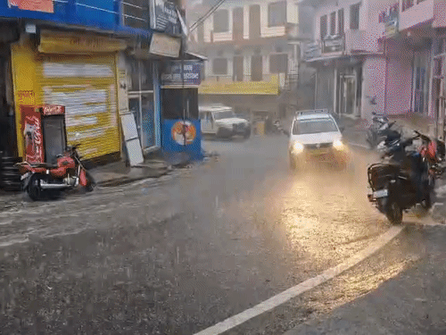 डीडीहाट,पिथौरागढ़ में भारी बारिश हुई।