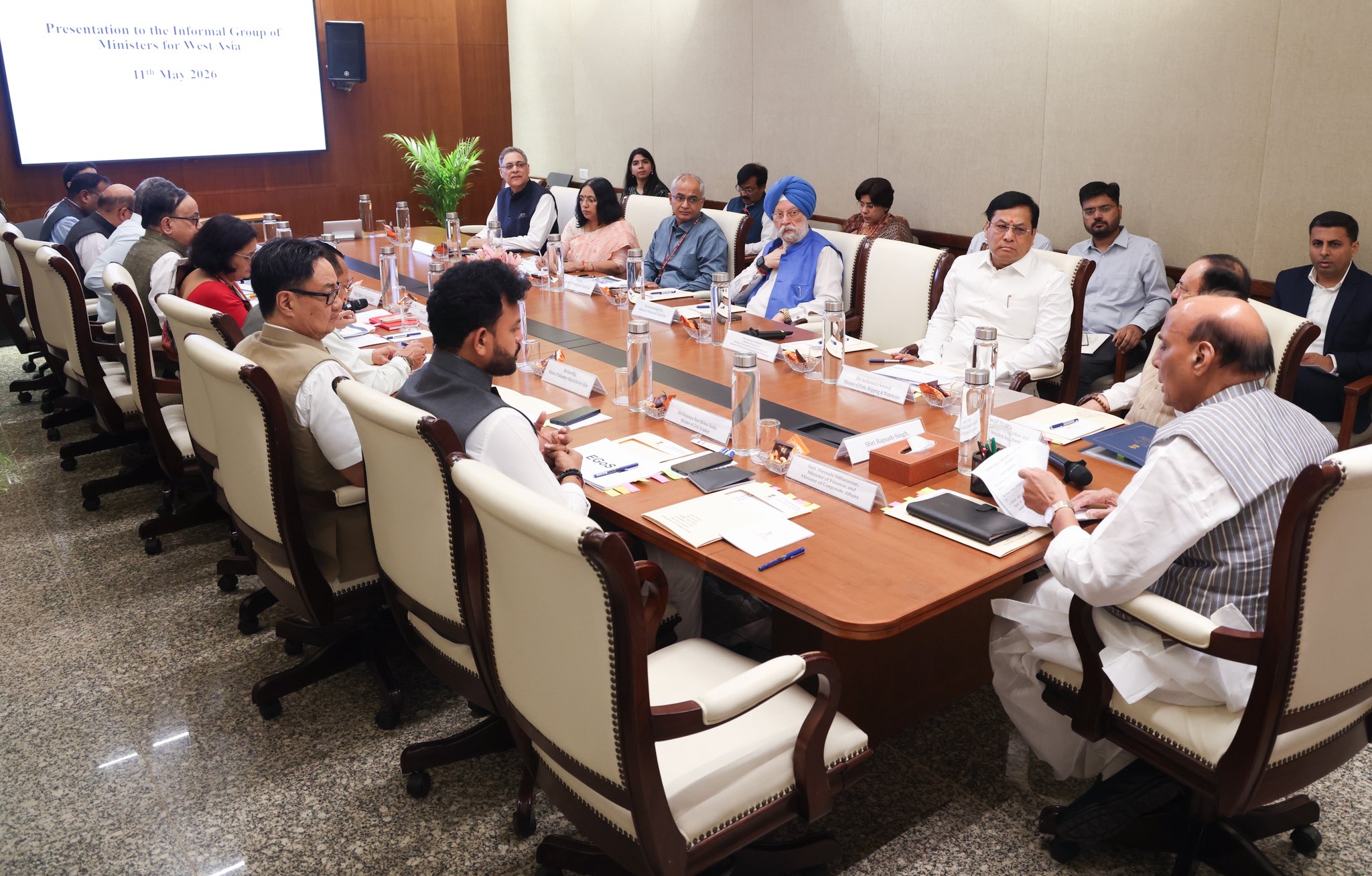 बैठक में पेट्रोलियम, रेलवे, सिविल एविएशन, उर्वरक, पोर्ट और साइंस से जुड़े मंत्री शामिल रहे।