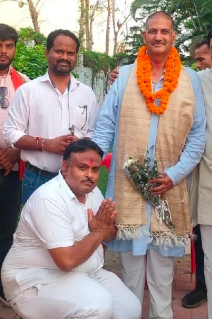 भाजपा नेता सौरभ सिंह के साथ ऋतुपर्ण सिंह। (फाइल फोटो)
