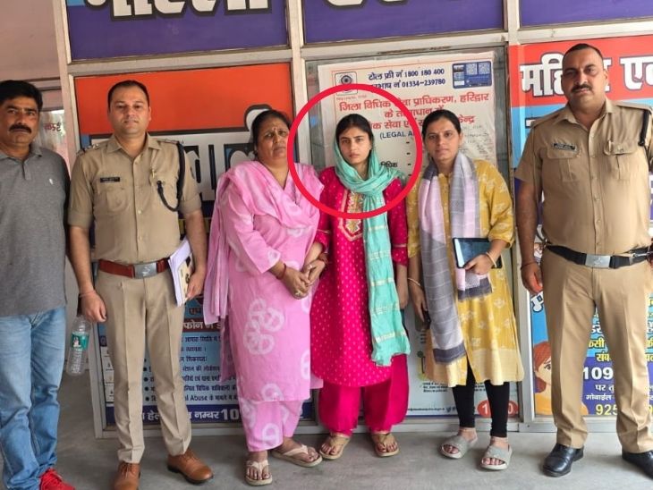 लक्सर पुलिस प्रज्ञा सिंह से पूछताछ करती हुई।