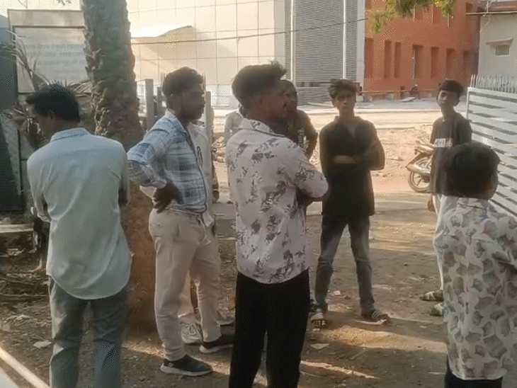 महिला के घर के बाहर लोगों की भीड़ जुटी।