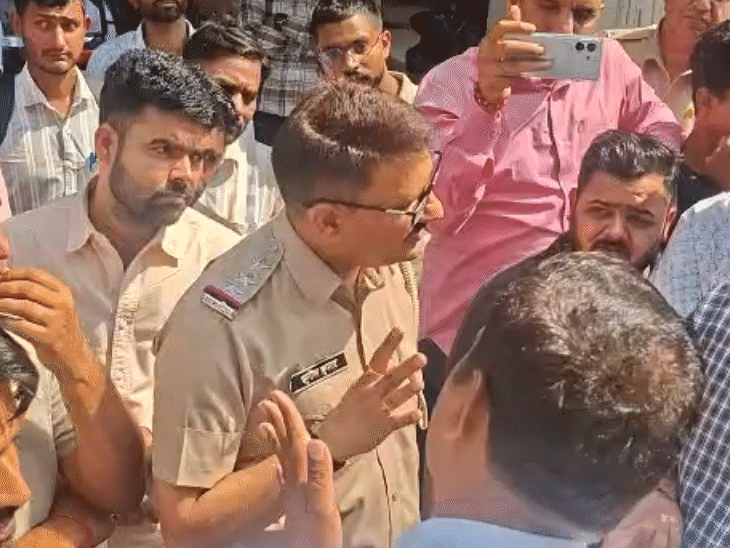 हॉस्पिटल के बाह परिजनों के धरने की सूचना के बाद मौके पर पहुंचकर पुलिस ने स्थिति को संभाला।