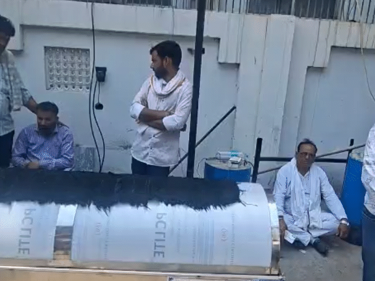 परिजनों ने अस्पताल परिसर के बाहर मुख्य सड़क पर ताबूत (Coffin) में शव रखकर धरना प्रदर्शन किया।