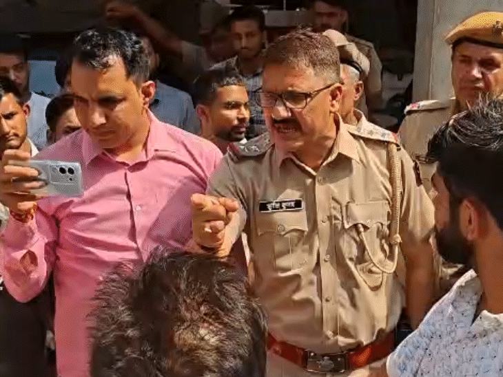 करीब तीन घंटे तक पुलिस की समझाइश के बाद परिजन माने और मेडिकल बोर्ड से शव का पोस्टमॉर्टम करवाने के लिए राजी हो गए।