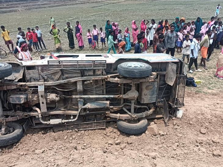 दुर्घटनाग्रस्त पिकअप वैन।