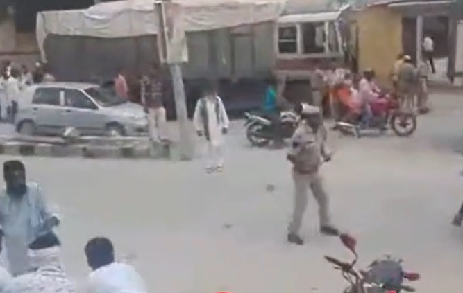तस्वीर 2018 की है। भीड़ ने थाने पर पथराव कर दिया था।